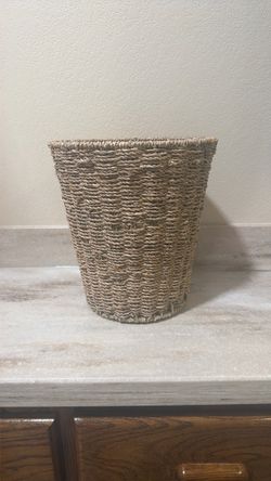Woven Seagrass Style Wastebasket Trash Can Metal Frame READ