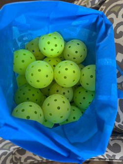30 pickleballs balls in good condition