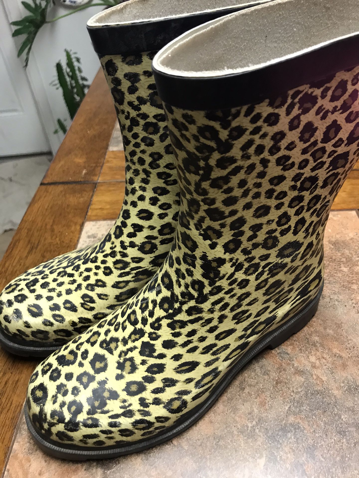Rain boots size 6 meet up in NE SA