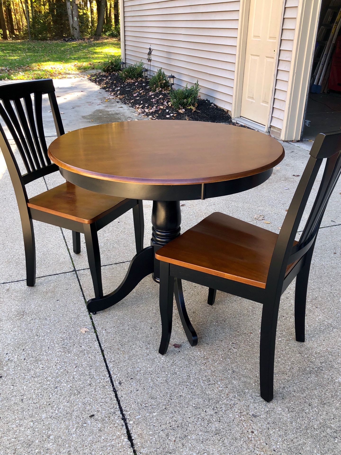 Brand new 36” round kitchen table/2 chairs