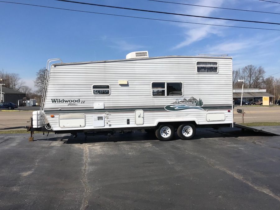 2003 FOREST RIVER WILDWOOD LE SPORT TOY HAULER 26FT CLEAN LOADED SLEEPS 6 for Sale in Middletown