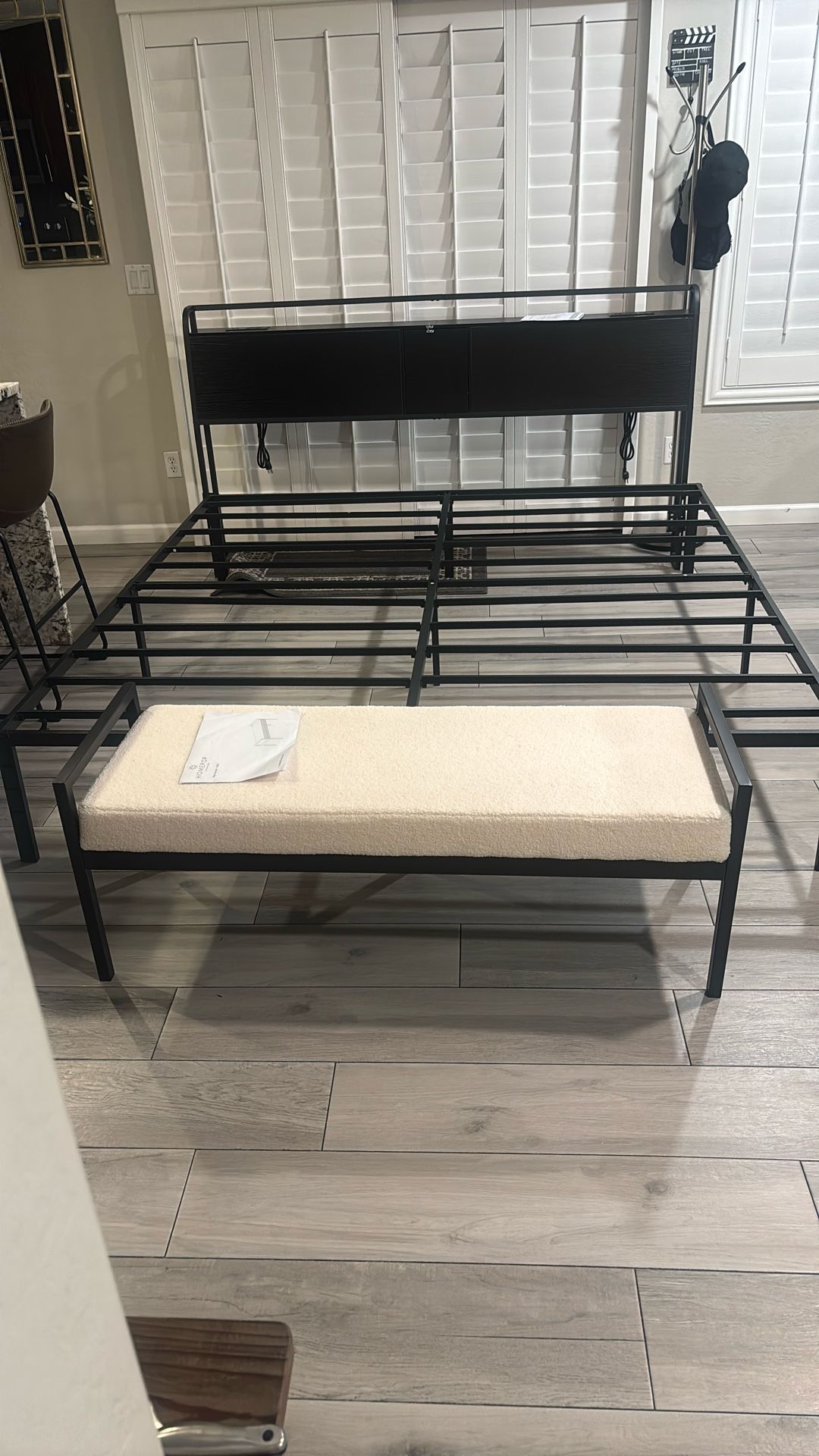 King Bed 🛏️ And Ottoman