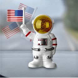 Car Dashboard Ornament, Car Desktop Decorations, Astronaut Figure Waving Flag with Solar Energy for Auto Interior Accessories, Office and Bedroom Deco