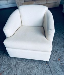 Luxurious High End Robb & Stucky Coastal Swivel Club Chair