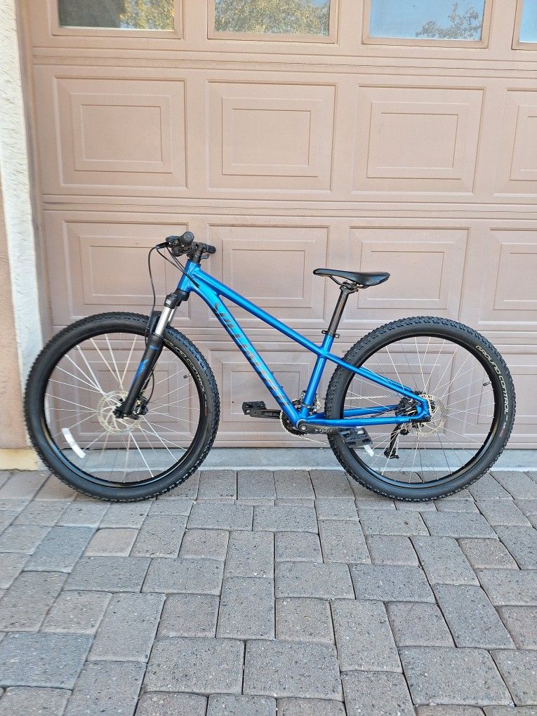 SPECIALIZED ROCKHOPPER SPORT 27.5 INCH MOUNTAIN BIKE LIKE NEW ( CHECK MY OTHER BIKES)