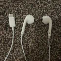 Selling Wired Ear Buds Never Used We Have Usb C And lightning connector Let Me Know If Interested, Only Meet Ups For Cash Only  