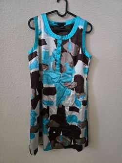 This BCBGMAXAZRIA dress is a stylish and sophisticated choice for women in size medium. The knee-length sheath dress features a flattering green color