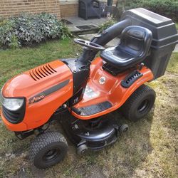 2014 Ariens Lawn Tractor With 19HP Briggs And Stratton Engine 42" Deck And Bagger System 
