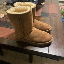 UGG Women’s Short Boots Chestnut Size 7W
