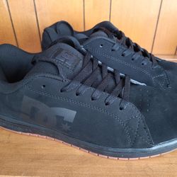 Men's sneakers DC Casual Gaveler Low Skate Shoes  Black on Black sz 10
Exc. Worn once twice 