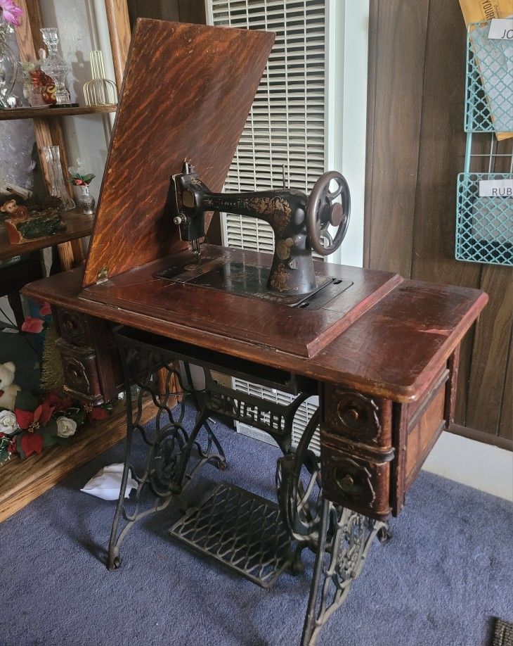 Antique      Singer Sewing Machine ( Needs Belt)