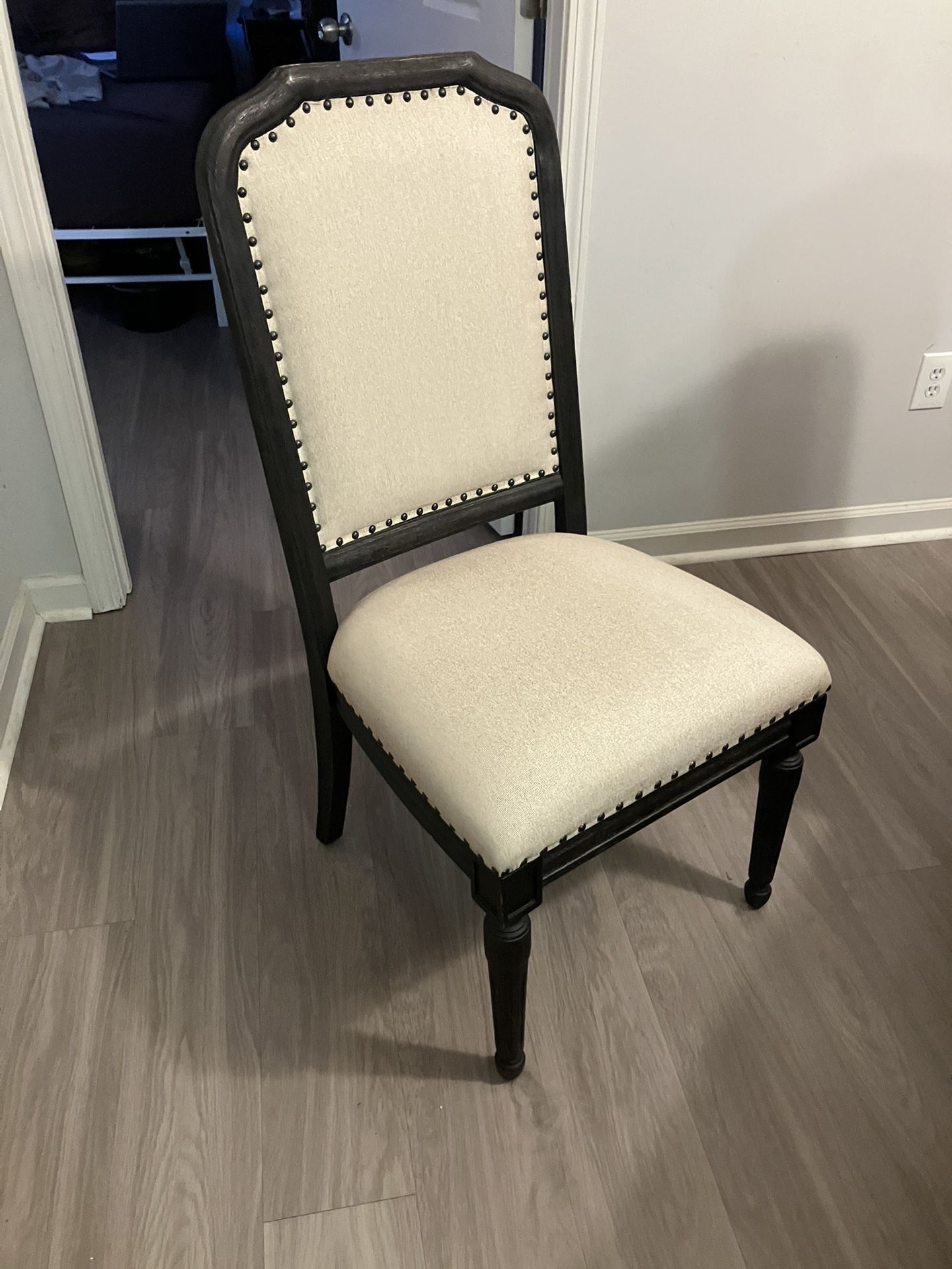 Dinning Room Chairs 4 30$ Each