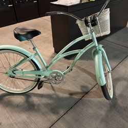 Woman’s Beach Cruiser Electra Bike. Great condition, Removable Front Basket And Perfect tires . Rides Great! 