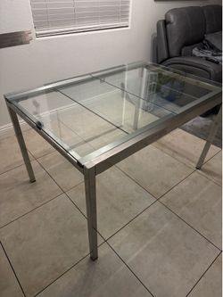 Extendable, glass dining table