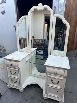 Vintage vanity white