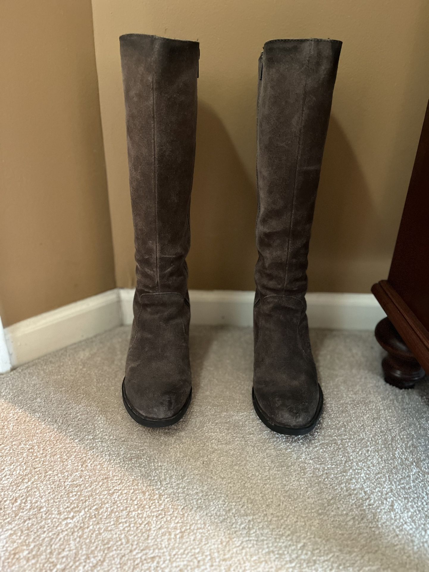 Born Brand Women’s Boots Size 8