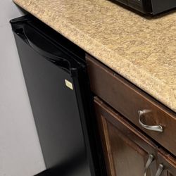 Mini Refrigerator - Pick Up Only Nov 1st Or 2nd