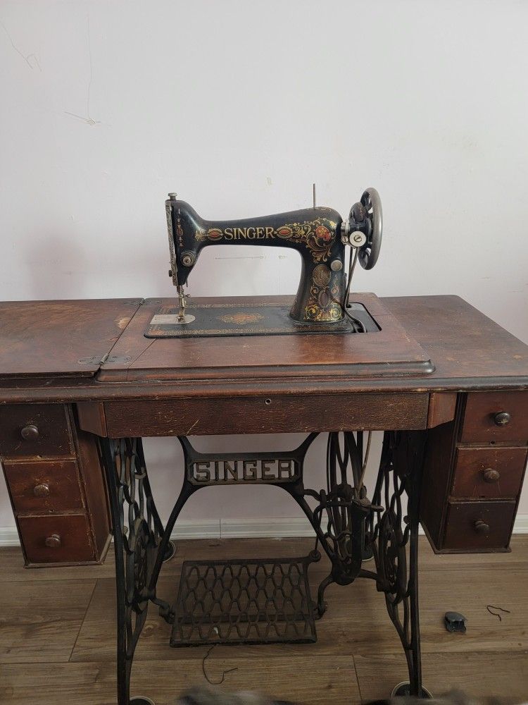 Treadle Singer Sewing Machine With Assessories