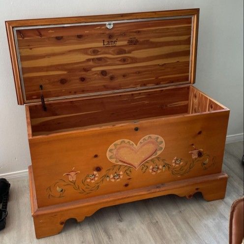 Lane hope chest with heart outlet
