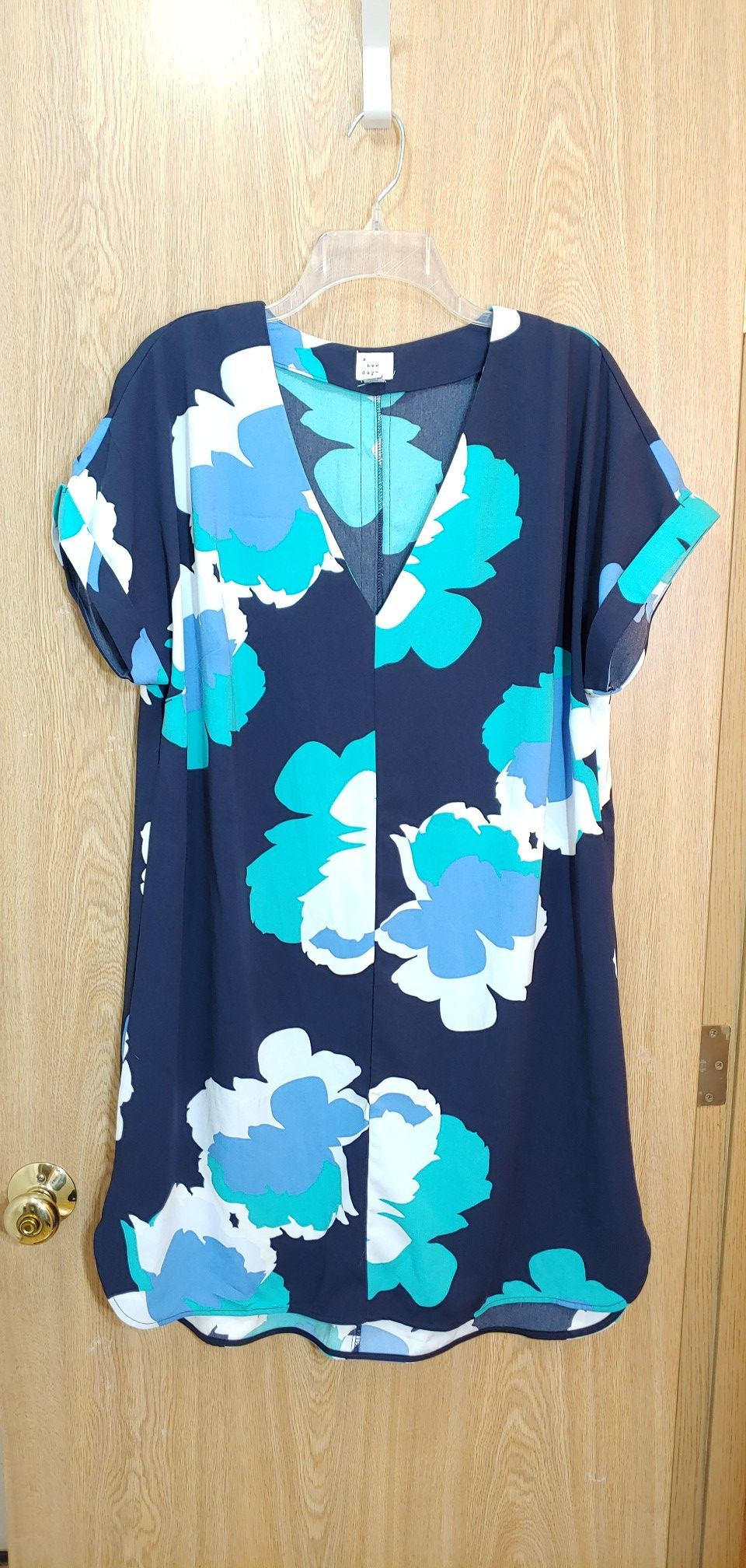 XL-Stretchy navy blue, white & turquoise vneck short sleeve shift dress