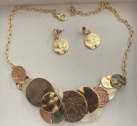 Beautiful Jewelry Necklace and Earrings