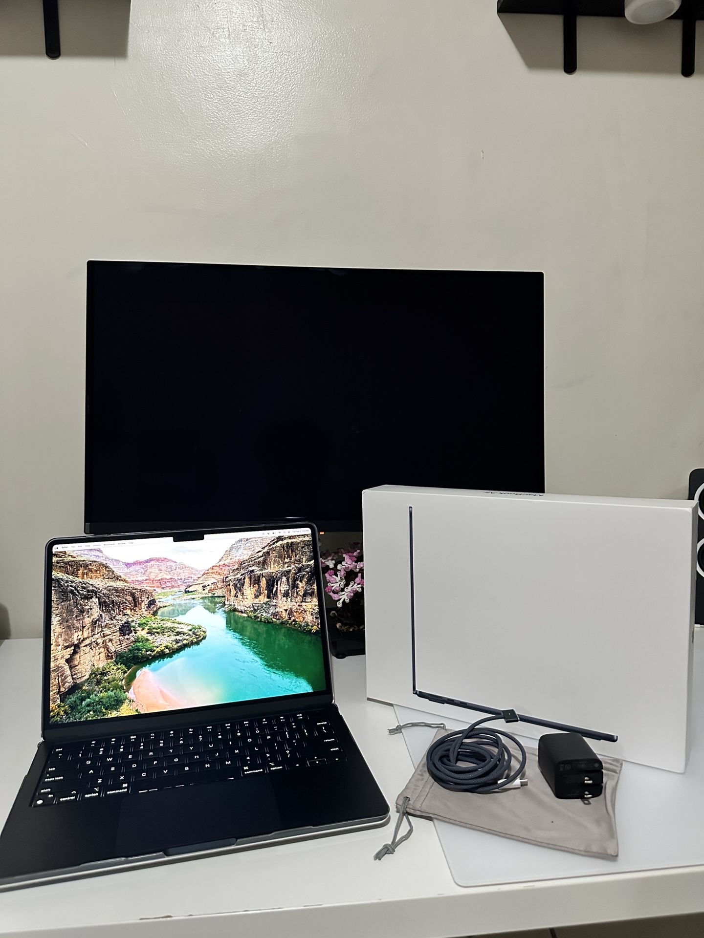 13" Macbook Air M2 2024 - Has AppleCare+ until late 2027 - 10 charge cycles. 