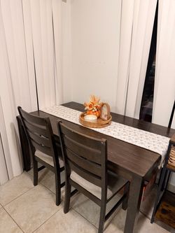 Kitchen table with 2 chairs