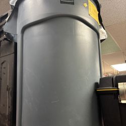 Brute Rubbermaid Trash Can 