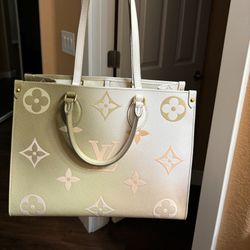 Beautiful Louis Vuitton limited edition! Only used a couple of times.. don’t miss this deal 💕