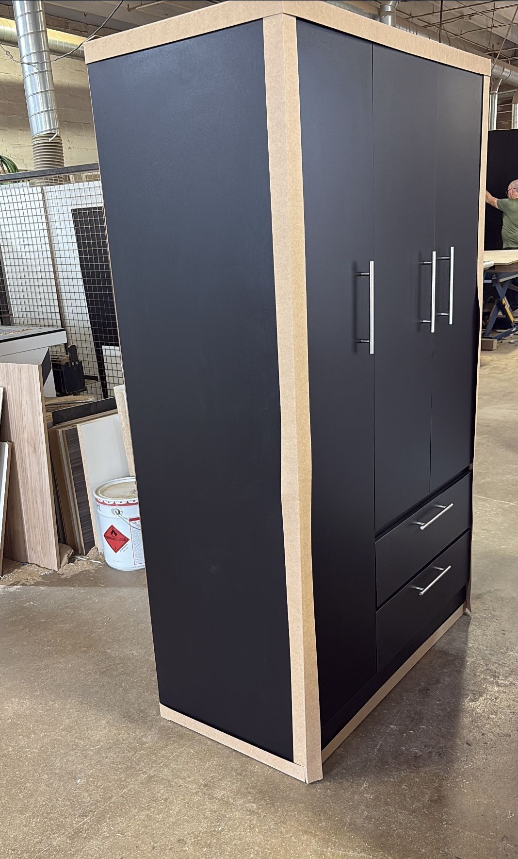 Wardrobe Ample Storage And Elegant Design! - Armario De Amplio Almacenamiento Y Diseño Elegante ! 