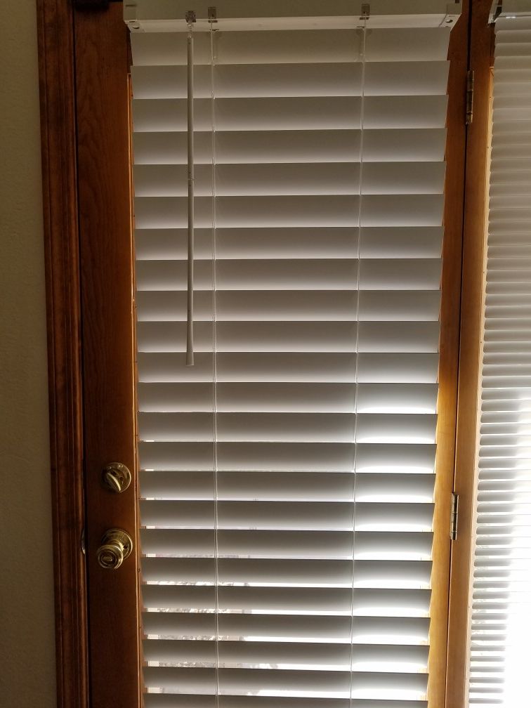 LEVOLOR 2.5-in Cordless White Faux Wood Venetian/Plantation Blinds