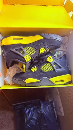 Jordan 4 thunder size 5.5y / fits 7wmns used $75
