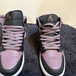 Air Jordan 1 Mid SE- Mauve and Black Sky 