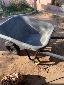 Gorilla 🦍 8 cu ft Wheelbarrow 2 16 inch Pneumatic TiresPoly Bucket Awesome Machine in South Scottsdale
