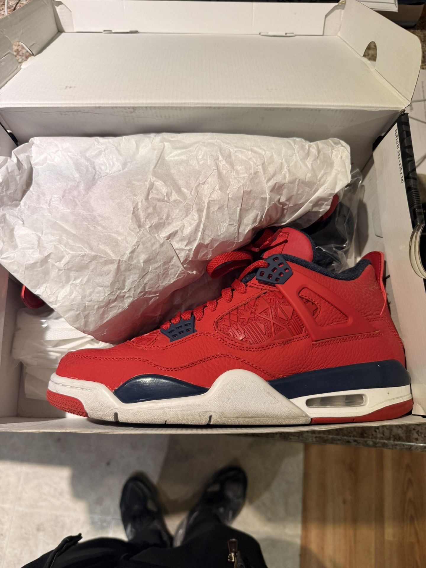Jordan 4’s 200$ Size 9