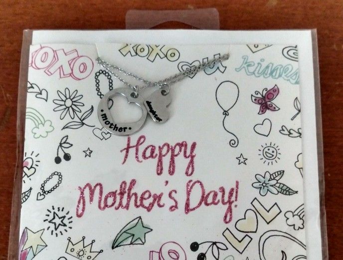 BRAND NEW IN SEALED PACKAGE CLAIRE'S EXCLUSIVE HAPPY MOTHER'S DAY GREETING CARD WITH MOTHER AND DAUGHTER SILVER PENDANT NECKLACES