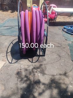Carpet cleaning hoses with rail