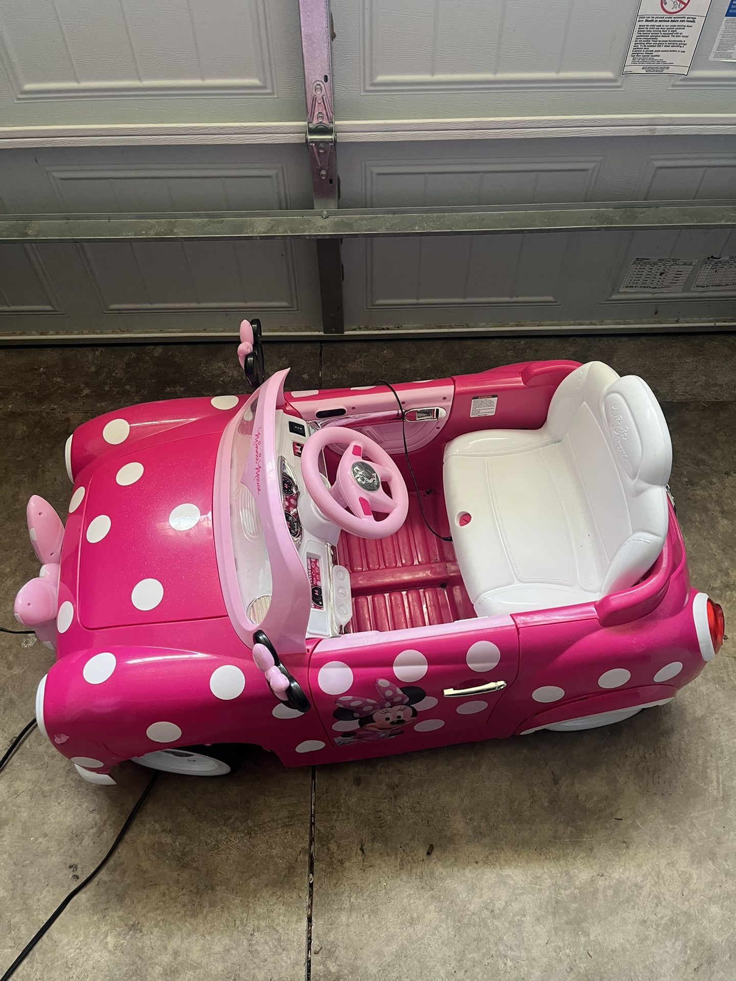 6V Huffy Disney Minnie Mouse Battery-Powered Ride-On Car,