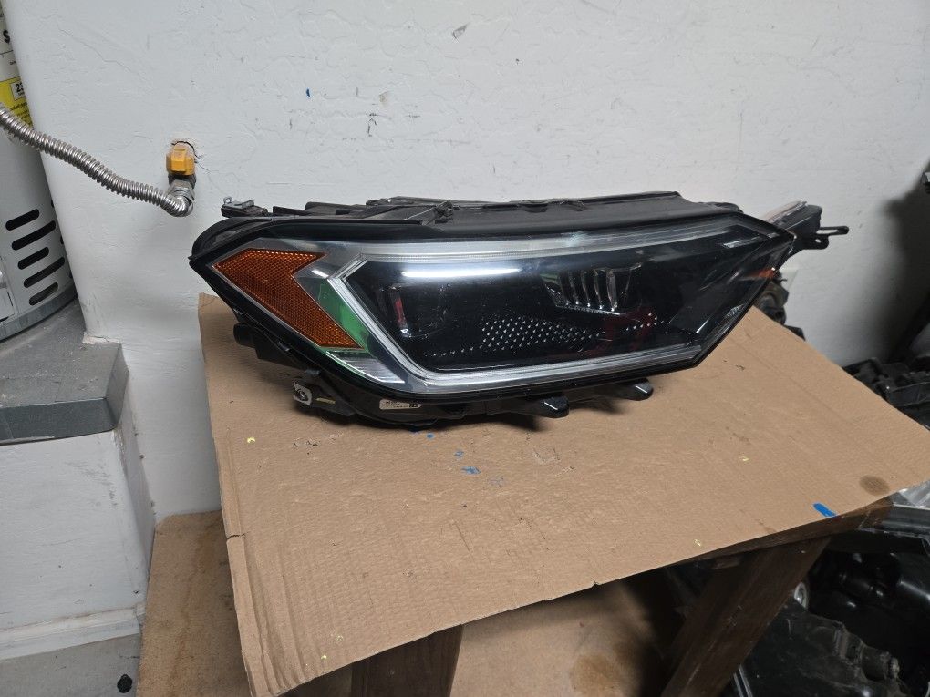 VOLKSWAGEN JETTA OEM RIGHT SIDE LED HEADLIGHT