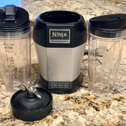Ninja Professional 900W Blender w/ 2 Cups & Lids Blade Tested Works Great