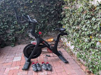 Peloton Bike (Gen 1/2) + 2 Pairs of Shoes
Original Peloton Bike, purchased 2019, barely used — full ride history available to show. Smooth, quiet, no 