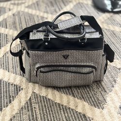 GENUINE GUESS LADIES LARGE SIZED HANDBAG WITH MULTIPLE POCKETS AND A SHOULDER SLING