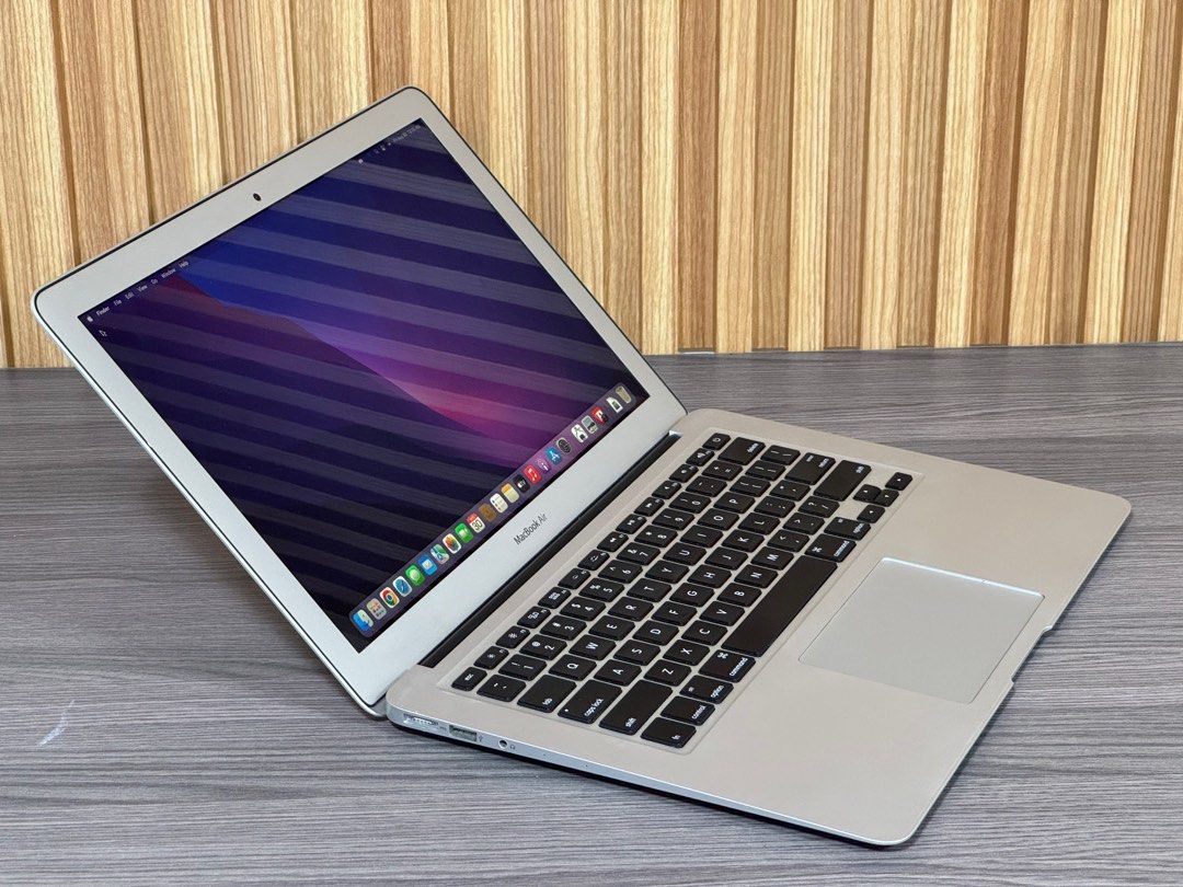 Apple MacBook Air 13” I5/8GB/256GB SSD $180