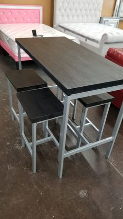 Black and silver table with 4 stools