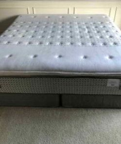 like New King Size Sealy Posturpedic Luxury Mattress