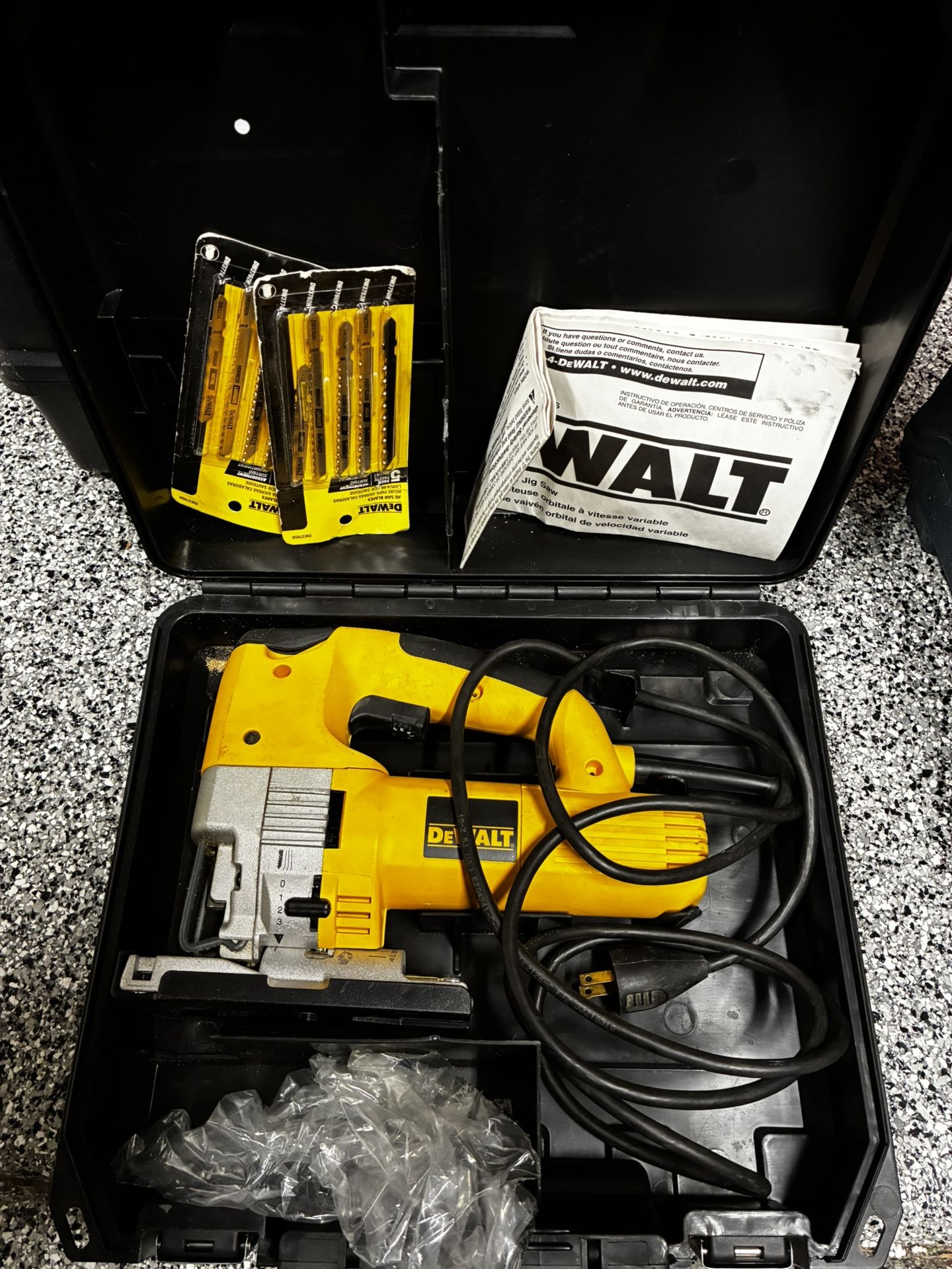 DeWalt Jig Saw Corded DW331K with 12 Blades