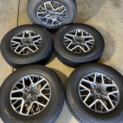 Set Of 5 Jeep Like NEW Wheels and Rims Great Shape no Scratches nor Scuffs tires are 90% Life  Bridgestone Dueler H/T 255/70R18 Mud and Snow $900