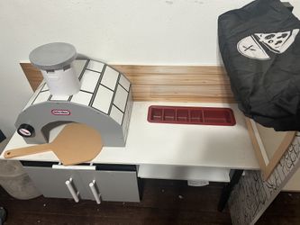 Fisher Price Pizzeria With Some Accessories 