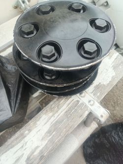 Chevy Tahoe hubcaps 6lug