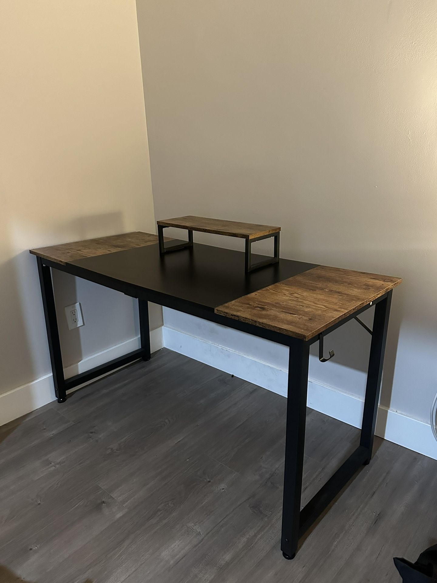 Modern Metal Desk With Wood Accent Top - Must Go Fast!! $50 Or Obo 